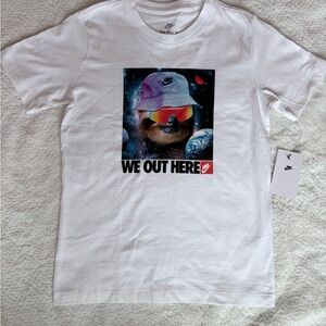 🔥NWT NIKE The Nike Tee Graphic White T Shirt - Youth Large “We Out Here” Kids L